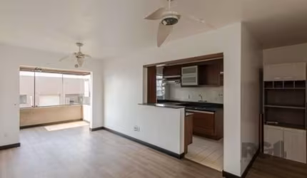 Apartamento no bairro Santana em Porto Alegre. 2 dormitórios, sacada integrada, semi mobiliado. Living 2 ambientes, cozinha americana sob medida, churrasqueira, lavanderia separada.&lt;BR&gt;Condomíni