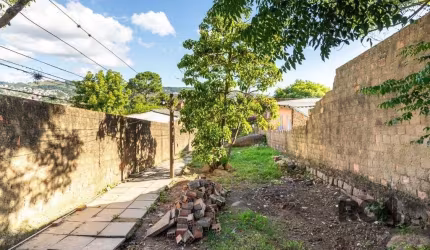 Terreno no bairro Medianeira com 435m² (medindo 6,60 x 66m), plano, com pequena casa de alvenaria precisando de reforma. Localizado próximo da Rua Caldre e Fião. Agende uma visita.