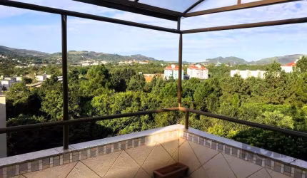 Ótima cobertura desocupada e em perfeito estado de conservação no bairro Cavalhada, prédio com elevador.&lt;BR&gt;&lt;BR&gt;Possui 111,27m² de área privativa, 3 quartos, 2 banheiros e cozinha montada.