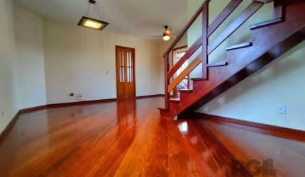 Excelente COBERTURA DUPLEX com piscina e uma linda vista para o Rio Guaíba. 1º Pavimento: Hall de entrada com uma ampla sala de estar com sacada fechada com vidro blindex, cozinha com móveis sob medid