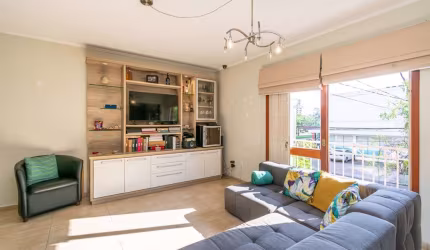 Cobertura Duplex localizada a 350m da Praça da Encol, no primeiro pavimento possui sala de estar com sacada, sala de jantar, banheiro social, cozinha, no segundo pavimento espaço de trabalho/escritóri