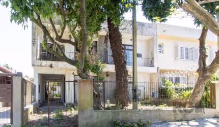 Esta casa é uma excelente oportunidade para investidores que buscam um imóvel com alto potencial de valorização, localizada no coração do bairro Tristeza, em Porto Alegre. Com um amplo pátio e uma edí