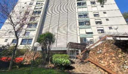 Excelente apartamento  para comprar no bairro Moinhos de Vento próximo ao Parcão, semi-mobiliado com  3 dormitórios, suíte, living amplo para três ambientes, banheiro social, cozinha montada, dependên