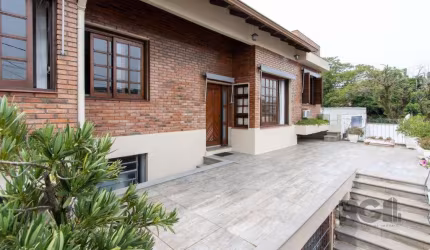 Oportunidade de negócio&lt;BR&gt; &lt;BR&gt;Casa semi mobiliada com 220m² de área privativa com ótimo padrão construtivo, escadas, portas e janelas em madeira nobre, telhas romana, pé direito alto, da