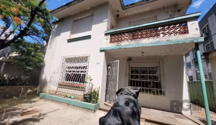 Imóvel diferenciado, com excelente localização no coração do Menino Deus. &lt;BR&gt; OPORTUNIDADE PARA INVESTIDORES.&lt;BR&gt; O imóvel possui 2 edificações. A casa principal mede 7,50m x 12,45m e pos