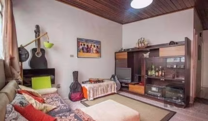 Ótimo sobrado no bairro Rio Branco, com 190m² construídos, em terreno com 250m², de 2 pavimentos. Podendo ser comercial e/ou residencial. Possui sala de estar, sala de jantar, 4 dormitórios, 2 banheir