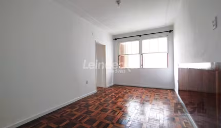 Edifício antigo mas muito bem conservado , apartamento amplo iluminado  com 2 dormitorios , sala bom tamanho , banho social + wc auxiliar ,cozinha + area serviços , deposito . Fácil acesso a bancos , 