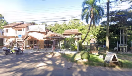 Excelente área em uma ótima localização, no local possui um comercio na frente com mais de 20 anos de funcionamento, tem possibilidade de instalar no local diversos seguimentos diferentes. Fica no imó