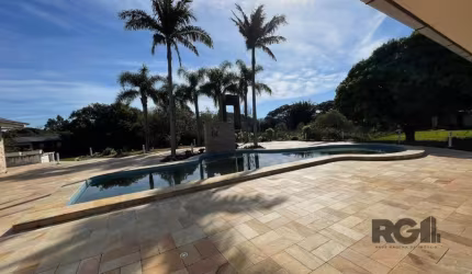 Oportunidade única! Magnífica propriedade à venda em uma localização privilegiada no bairro Lami.&lt;BR&gt;    &lt;BR&gt;Esta propriedade excepcional abrange uma área de 2,5 hectares, totalmente plana