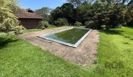 Área contendo 20.000 m2 - localizada na Estrada Octávio Frasca - Bairro Belém Velho. Imóvel possui casa principal em alvenaria com 144m2 construídos, casa para o caseiro com 50m2 construídos, estábulo