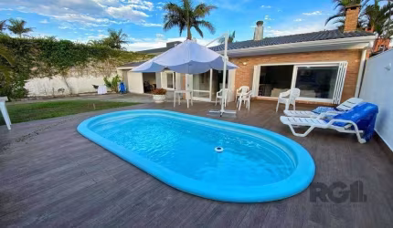 Esta casa térrea, localizada a apenas três quadras do mar e uma quadra do centro de Atlântida, oferece uma localização privilegiada, com fácil acesso às principais atrações da região. Com 4 dormitório