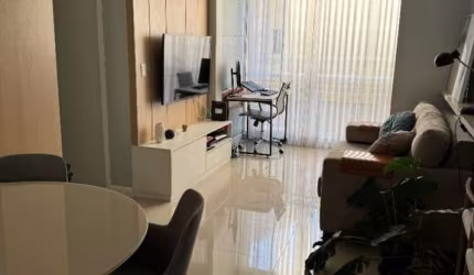 Apartamento, 2 dormitórios sendo 1 suíte com 62,33 m², semi-mobiliado, cozinha americana, living 2 ambientes, área de serviço, sacada integrada com churrasqueira. Ficam os moveis fixos (na cozinha, sa