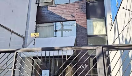 Localizado em uma região privilegiada, este imóvel oferece uma oportunidade única de investimento. Com uma área total de 325m², o espaço é dividido entre uma parte comercial no térreo e dois pavimento