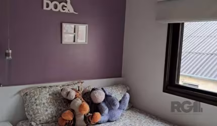 Apartamento de dois quartos, suíte e uma vaga de garagem no bairro Santana em Porto Alegre.&lt;BR&gt;Amplo apartamento semimobiliado com 2 dormitórios incluindo uma suíte perfeito para quem busca conf