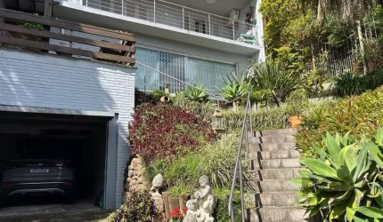 Residência com elevador moderno em frente à melhor praça do Jardim Isabel. Varandas amplas com vista permanente para a natureza. Casa modernizada, com espaçoso living integrado à cozinha com marcenari