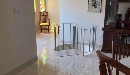 Cobertura de 112 m² de área privativa, distribuída em dois pavimentos, com duas vagas de garagem escrituradas. &lt;BR&gt;&lt;BR&gt;No piso inferior, conta com um amplo living, dois dormitórios confort