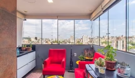 Apartamento Reformado de 2 Dormitórios com Lareira, Churrasqueira e Vista Permanente&lt;BR&gt;&lt;BR&gt;Este apartamento oferece espaços amplos e bem planejados, incluindo 2 dormitórios, living para 2