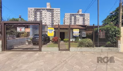 Excelente casa térrea no bairro Camaquã, zona sul de Porto Alegre. Com localização privilegiada, o imóvel contempla: 4 dormitórios, sendo um na dependência, living, banheiro social, copa, cozinha, lav