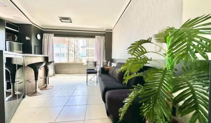 Este apartamento à venda é ideal para quem busca conforto e praticidade. Com uma sacada de frente, o imóvel oferece uma vista agradável e é composto por dois dormitórios, sendo um deles suíte, além de