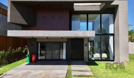 Esta residência encantadora é composta por 04 suítes espaçosas, oferecendo total conforto e privacidade para a família. O projeto conta também com um elegante lavabo, ideal para receber visitas com pr