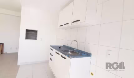 Apartamento DE FRENTE com churrasqueira, amplo, bem iluminado, 2 dormitórios sendo 1 suíte, cozinha americana e 1 vaga coberta.&lt;BR&gt;&lt;BR&gt;O Edifício Felicitá Alto Petrópolis oferece uma infra