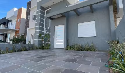 Excelente opção de casa térrea e ampla no Condomínio Villa Amalfi. O imóvel conta com 3 quartos, sendo uma suíte, 2 banheiros, sala de estar com lareira, cozinha, área de serviço, pátio e churrasqueir