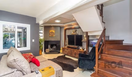 Magnífica casa semimobiliada e decorada, com 3 suítes, sendo uma delas com hidro e closet no bairro Tristeza. Toda em porcelanato fosco, tons monocromáticos, forro em gesso, aberturas em PVC, o que há