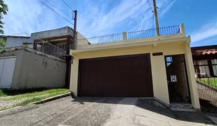 Excelente oportunidade no bairro Tristeza! Esta linda casa com 4 dormitórios oferece o espaço e conforto que você procura. Com uma ampla sala de estar, cozinha campeira com churrasqueira, cozinha adic