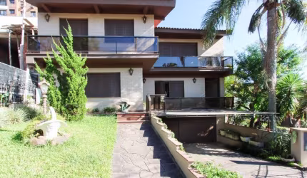 Casa na charmosa Tristeza, Porto Alegre! Com uma ampla área privativa de 475 m² e três andares, este imóvel é perfeito para quem busca conforto e espaço. A casa conta com 4 dormitórios, sendo 3 suítes