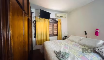 Casa de 3 dormitórios em excelente localização no bairro Tristeza, amplo terreno.