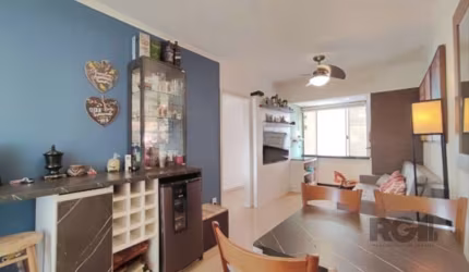 Belíssimo apartamento no coração do bairro Petrópolis, muito bem localizado, próximo à Praça da Encol e novo Zaffari. Composto de 2 dormitórios, closet, living para 2 ambientes com sacada integrada e 