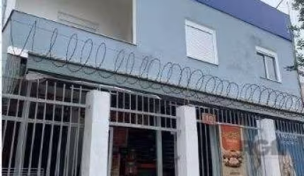 Casa Comercial com dois apartamentos individuais acima residenciais, podendo ser tudo interligado e unificado para um casa só.&lt;BR&gt;Loja ( pavimento térreo) 104m2 com uma sala, podendo ser um cons