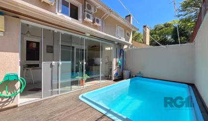 Excelente casa em condomínio com  2 pavimentos. Possui três dormitórios, sendo uma suíte, dois banheiros e um lavabo. Cozinha aberta e integrada as salas de jantar e de estar. Sótão acessível por esca