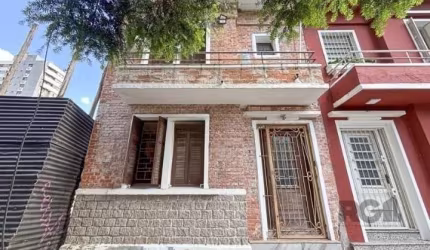 Sobrado rústico, amplo e ensolarado, podendo ser residencial ou comercial, com 130m² privativos, distribuídos em sala de estar, estar intimo/quarto dormitório ou sala de tv, banheiro social, cozinha a