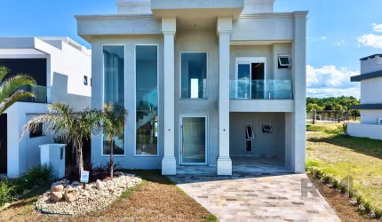 Este sobrado neoclássico à venda, localizado à beira do lago com uma vista deslumbrante para o mar, oferece 330 m² de puro conforto e sofisticação. Com um lote privilegiado, o imóvel dispõe de 04 suít