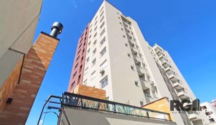 Apartamento de três quartos com suíte e duas vagas de garagem no bairro Passo da Areia, em Porto Alegre. O imóvel conta com uma suíte equipada com closet, além de dois dormitórios, sendo um decorado p