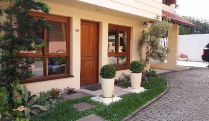 Excelente casa  em condomínio com  peças amplas em ótimo estado de conservação com muito sol, tendo como localização o fim da rua do condominio,a qual o proprietário projetou um recanto de lazer. &lt;