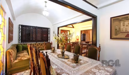 Casa de esquina com 5 dormitórios, 4 banheiros e 5 salas. No piso superior, há 3 dormitórios, incluindo uma suíte, além de uma sala de jantar, sala de estar, escritório, cozinha e espaço gourmet. O pi