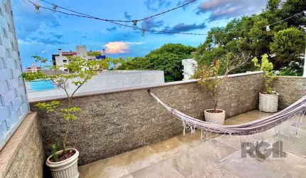 PREDIO RESIDENCIAL COM 6 APTOS , COBERTURA TODA REFORMADA , MOBILIADA , ELETRICA E HIDRAULICA REFEITAS , PORTAS E JANELAS NOVAS COM  TELAS DE MOSQUITEIROS  E PROTEÇAO ,AR CONDICIONADO SALA DE BAIXO, P