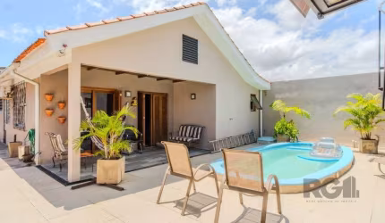 Casa 3 dormitórios I Suíte Master I vaga p/5 carros I Bairro Cavalhada. Com uma área privativa de 130 m² e total de 305 m², este imóvel é ideal para você e sua família.&lt;BR&gt;&lt;BR&gt;Casa 3 dormi