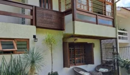 Linda residência de 149m² privativos no bairro Espirito Santo, situada em um terreno de esquina (12x12m), em uma rua tranquila e arborizada, de frente para uma reserva natural e a poucos minutos do Za
