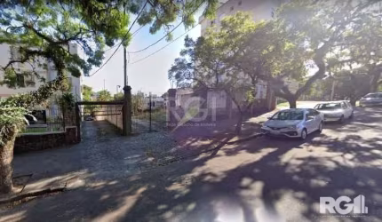 Oportunidade única para aquisição de um amplo terreno plano de 1293,6 m² na Avenida Belem, no bairro Teresópolis, em Porto Alegre. Este local privilegiado oferece fácil acesso a diversas comodidades e