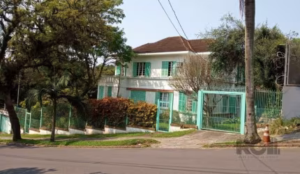 Excelente casa em ótimo terreno de 1.950 metros, cinco dormitórios , três banheiros, seis salas , duas cozinhas. Garagem para um carro ,alpendre para dois carros e quarto com banheiro. Lindo jardim, e