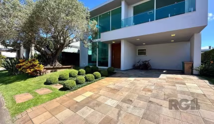 Apresentamos um magnífico sobrado à venda no Condomínio Malibu, com 372,74 m² de área construída e totalmente mobiliado. Este imóvel conta com cinco amplas suítes, sendo uma delas uma suíte máster, pr