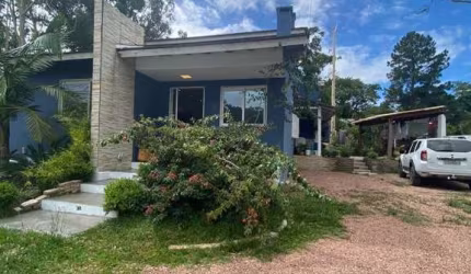 Sítio à venda em Porto Alegre | Imóvel com 2 casas sendo a primeira com 4 dormitórios (1 suite), sala de estar imensa com lareira e lavabo, sala de jantar, cozinha ampla planejada, lavanderia, escritó