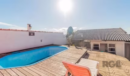 Ótima casa à venda, este imóvel conta com área construída de 180m², oferecendo 3 quartos, sendo 1 suíte com sacada, banheiro social, terraço, área de serviço separada, área gourmet com churrasqueira, 