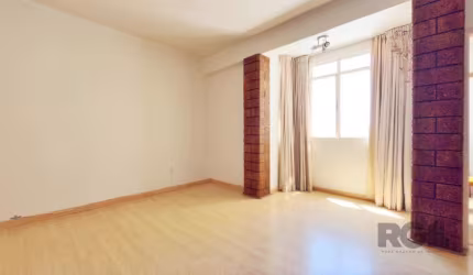 Amplo apartamento de 2 dormitórios. Frente para a rua Almirante Tamandaré/esquina com a Avenida Farrapos e Visconde de Rio Branco. Peças amplas. Linda vista Panorâmica. Edifício com ótima conservação.