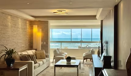 Apartamento à venda beira-mar em Capão da Canoa, com 4 dormitórios, sendo 2 suítes com hidromassagem, e um amplo living de estar e jantar. Com 201,36 m² privativos, o imóvel oferece duas portas de ace