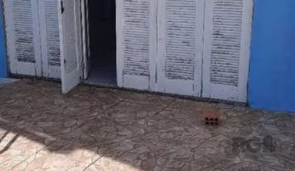 Prédio residencial composto por 4 apartamentos, sendo 2 no térreo e 2 no superior. Os apartamentos térreos contam com pátio nos fundos, oferecendo um espaço ao ar livre privativo. IPTU em dia. Cada un