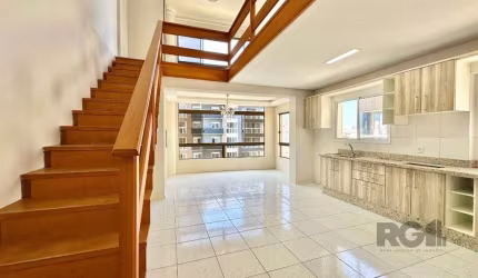 Imperdível oportunidade de duplex à venda em Capão da Canoa por apenas R$690.000,00! Este imóvel oferece 03 dormitórios, sendo 02 suítes, e uma sacada de frente que garante uma vista maravilhosa. O du